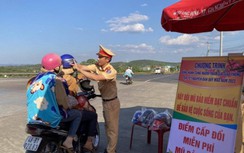 CSGT Đắk Nông tiếp sức để người dân về quê đón Tết an toàn