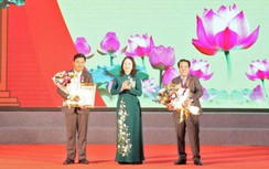 Phó Chủ tịch nước trao Huân chương Lao động cho nhiều cá nhân tại Cà Mau