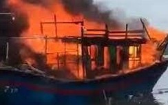 6 tàu cá neo đậu tại cửa cống Cồn Vinh 1 bất ngờ bốc cháy