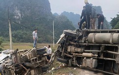 Video TNGT 17/1: Hai xe tải va chạm trên QL6 khiến 2 người bị thương