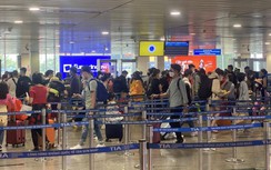 Mỗi giờ hơn 5.000 khách bay, vali thùng xốp ùn ùn đổ về Tân Sơn Nhất
