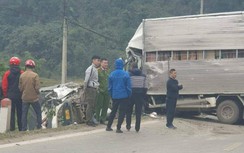 2 xe tải đấu đầu nhau trên QL6, 2 tài xế bị thương