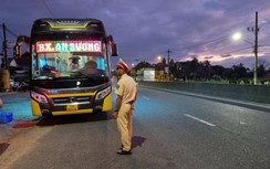 Xe khách chở quá 15 người bất ngờ tông rào chắn của CSGT bỏ chạy hơn 30km