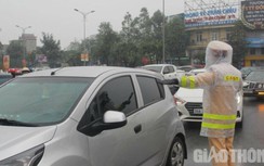 CSGT Hà Tĩnh dầm mưa, đội rét căng mình điều tiết giao thông ngày cận Tết