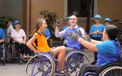 Bốn Đại sứ ngồi xe lăn chơi bóng rổ, gửi lời chúc Tết ý nghĩa