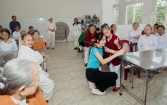 Hoa hậu Thanh Thủy làm điều xúc động trong chuyến trở về quê Đà Nẵng