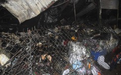 Xót xa nhìn 20 gian hàng của tiểu thương bị hỏa hoạn thiêu rụi ngày cận Tết