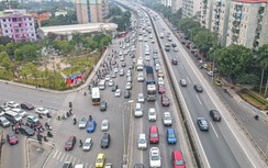 Bến xe vắng vẻ, đường cửa ngõ vẫn đông đúc ngày đầu nghỉ Tết Nguyên đán