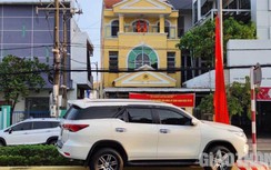 Xe 7 chỗ tông trụ đèn sáng 30 Tết, phát hiện người đàn ông đột quỵ trong xe