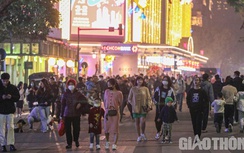 Người Hà Nội diện đồ đẹp, dạo phố vui chơi, chờ đón giao thừa
