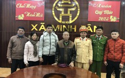 Cụ ông lạc trên cao tốc được CSGT giúp đỡ đưa về nhà đón Tết