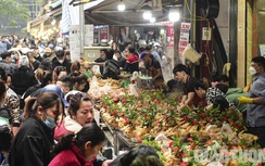 Người Hà Nội chen chân đi "chợ nhà giàu" sắm sửa mâm cỗ cúng giao thừa