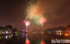 Mãn nhãn màn pháo hoa rực rỡ trên bầu trời Hà Nội
