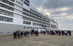 500 khách quốc tế phấn khởi nhận lì xì khi xông đất Quảng Ninh mùng một Tết