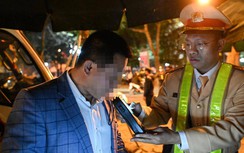 Dính phạt nồng độ cồn ngày Tết, tài xế và người trên ô tô xô đẩy với CSGT