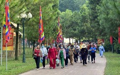 Du khách đổ về Côn Sơn - Kiếp Bạc cầu may đầu năm