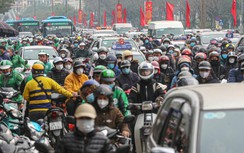 Người dân lỉnh kỉnh đồ đạc trở lại Thủ đô sau kỳ nghỉ Tết Nguyên đán