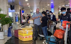 Hơn 144.000 người đổ về Tân Sơn Nhất, cứ ngẩng đầu lại thấy máy bay