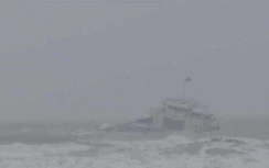 Chìm tàu ở Bình Thuận, 12 ngư dân rơi xuống biển, 4 người mất tích