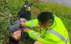 Thanh niên chới với giữa sông Kì Cùng sau khi nhảy cầu được CSGT cứu sống