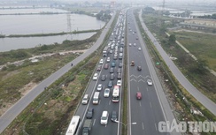 Cận cảnh người dân lỉnh kỉnh đồ đạc trở lại Thủ đô ngày cuối nghỉ Tết