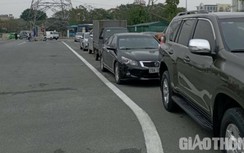 Dân xếp hàng từ 4h sáng chờ đăng kiểm trong ngày làm việc đầu tiên sau Tết