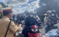 Dòng người đi xe máy xúc động được CSGT tặng nước mát, khăn lạnh