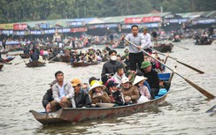 Cận cảnh dòng người chen chúc đổ về chùa Hương ngày khai hội