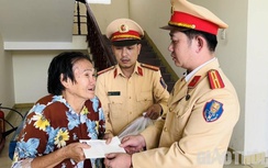 Công an Quảng Ngãi hỗ trợ 3 bà cháu bị nhà xe bỏ giữa đường