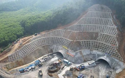 Rộn ràng tiếng máy thi công hầm Thần Vũ trên cao tốc Diễn Châu-Bãi Vọt
