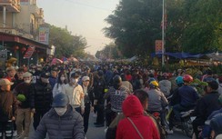 Du khách nườm nượp đổ về với phiên chợ "mua may bán rủi" duy nhất trong năm