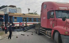 Xe đầu kéo đâm va tàu khách tại Phú Xuyên, đầu máy hư hỏng nặng