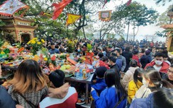 Phủ Tây Hồ đông nghẹt người đổ về dâng lễ cầu may ngày cuối tuần