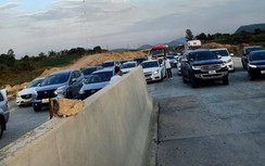 Ô tô tràn vào cao tốc Phan Thiết - Dầu Giây đang thi công