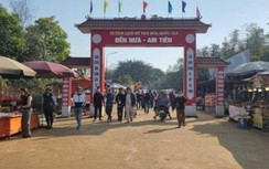 Cận cảnh hàng nghìn người lên đỉnh núi Nưa dự lễ "mở cổng trời"