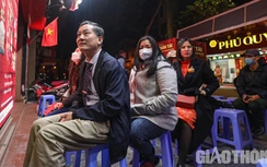 Người Hà Nội đội rét, xếp hàng mua vàng từ 3 giờ sáng ngày vía Thần Tài