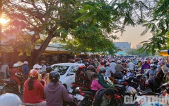 Người dân Bạc Liêu chọn lễ vật cúng thay vì mua vàng ngày vía Thần Tài