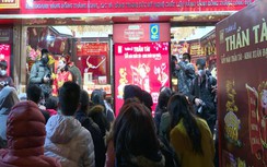 Video: Người dân xếp hàng từ 4h sáng chờ mua vàng mặc thời tiết rét 10 độ C