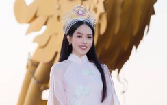 Hoa hậu Thanh Thủy đẹp mơ màng khi về thăm trường dịp đầu xuân