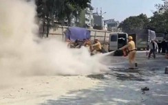 Cháy bãi xe trên đường Trần Nhật Duật, CSGT nhanh chóng dập lửa