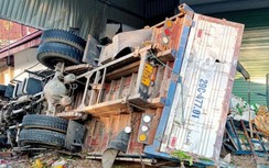 Video TNGT 1/2: Phụ xe tử vong khi xe tải mất lái tông vào nhà dân trên QL6