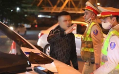 Tài xế ô tô tức tối bỏ đi khi thổi 2 lần vẫn ra kết quả vi phạm nồng độ cồn