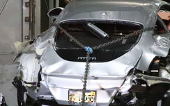 Siêu xe Ferrari Roma trị giá 250.000 USD nát vụn sau sự cố rơi thang máy