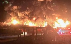 Hiện trường vụ tàu trật đường ray tại Mỹ, "biển lửa khói" bao trùm một vùng