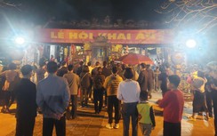 Dòng người đội mưa kiên nhẫn đứng trong đêm chờ giờ khai ấn Đền Trần