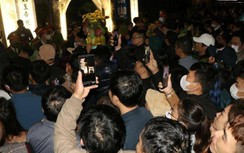Nghìn người chen lấn, xô đẩy xin ấn đền Trần trong đêm khuya mưa rét
