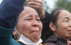 Người thân mặc áo mưa, che ô bịn rịn tiễn tân binh lên đường nhập ngũ