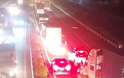 Chạy xe máy trên cao tốc, người đàn ông bị xe tải tông tử vong