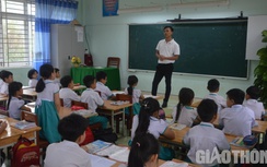 Thầy giáo trẻ tạm xa bục giảng, chia tay học trò lên đường nhập ngũ