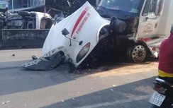 Ô tô 7 chỗ lật ngang, 6 người bị thương sau va chạm xe container